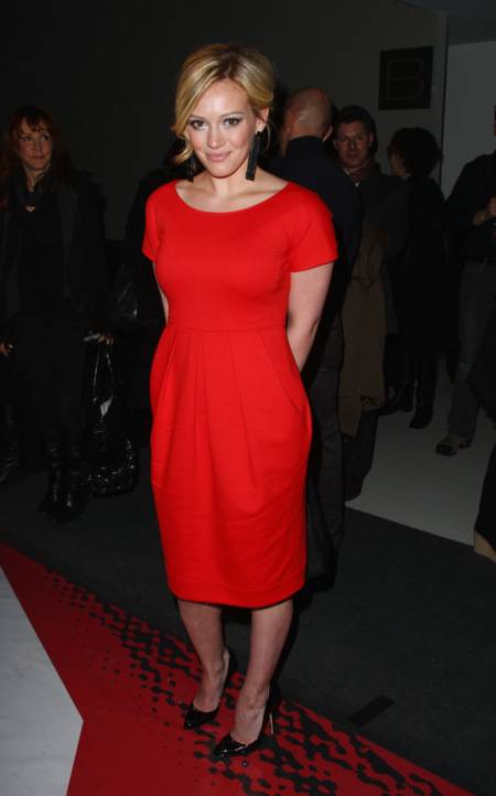 Hillary Duff de rojo en la semana de la moda en Nueva York