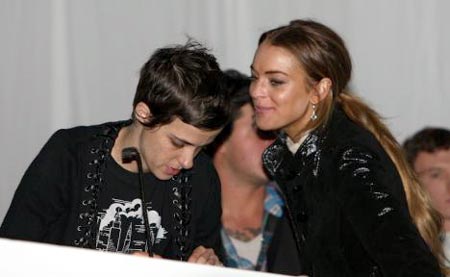 Lindsay Lohan y Samantha Ronson en una conferencia de prensa