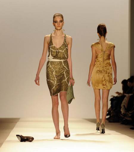 modelo desfilando la pasarela sin un zapato