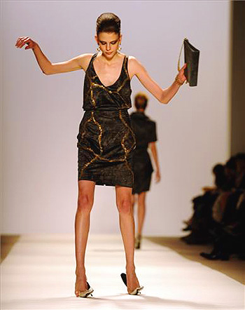 Modelo resbalando en desfile de la semana de la moda de NY