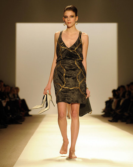 modelo con zapatos en la mano en la semana de la moda en NY
