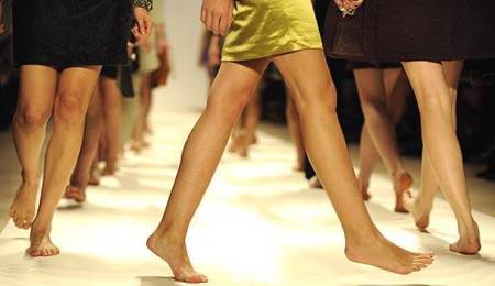 modelos terminan pasarela descalzas
