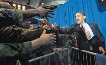 Obama saludando soldados carolina del norte
