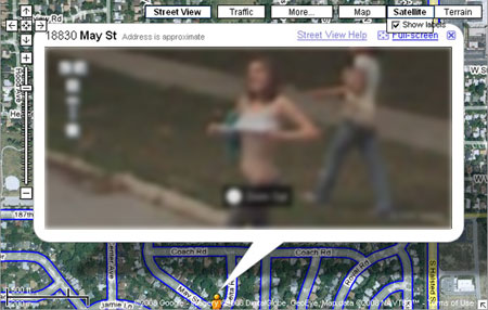 Mujer fotografiada en Google Street View