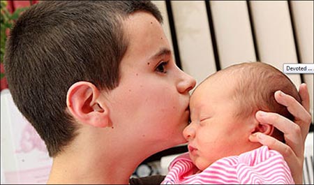 Alfie Patten besando a su bebé