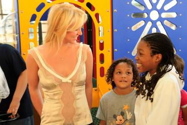 Britney Spears contenta ayudando niños