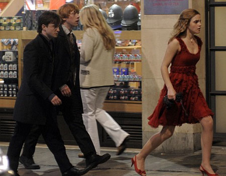 Emma Watson, Daniel Radcliffe y Rupert Grin grabando escenas en el centro de Londres Emma Watson caminando frente a Daniel Radcliffe y Rupert Grin