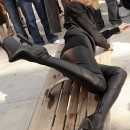 Heidi Klum acostada con plataformas de Alexander Mc Queen