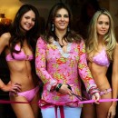 Liz Hurley cortando el liston de inauguracion