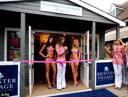 liz hurley en su tienda Elizabeth Hurley hablando al publico