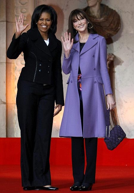 Michelle Obama y Carla Bruni saludando