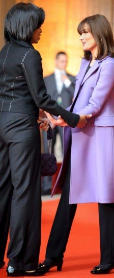 Michelle Obama y Carla Bruni tomadas de la mano