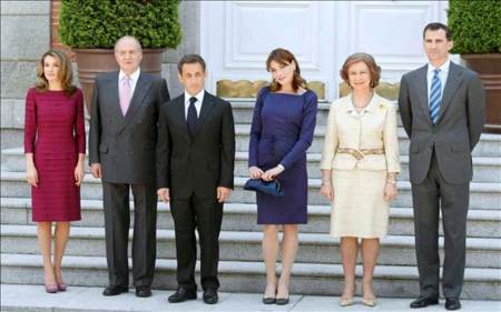 Nicolás Sarkozy y Carla Bruni junto a la Familia Real