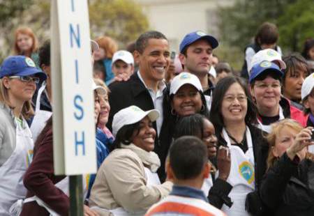 Obama saluda a los asistentes