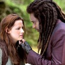 Bella con uno de los vampiros siendo atacada