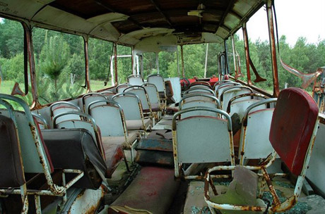 Restos de un camion destrozado en Chernobyl
