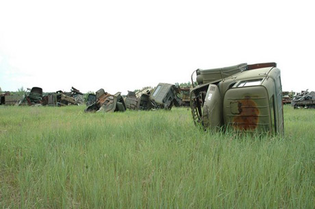 camiones en el pasto Camiones olvidados en el pasro de chernobyl