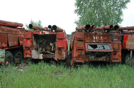 Camiones oxidados despues del desastre nuclear de chernobyl