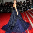 Heidi Klum Heidi Klum es vestido largo azul de J. Mendel