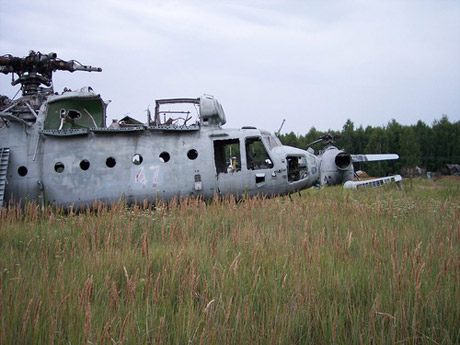Helicoptero descompuesto abandonado en el campo de chernobyl
