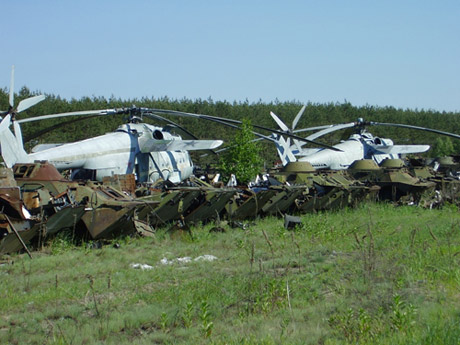 Helicopteros y tanques inservibles en los campos de chernobyl
