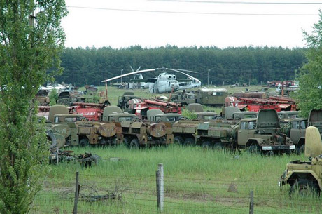 tanques abandonados Tanques abandonados en el campo del accidente de chernobyl