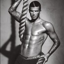david beckham sosteniendo una cuerda a su alrededor David Beckham sexy en ropa interior masculina de Armani