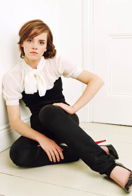 Emma Watson posando seria con un conjunto blanco con negro