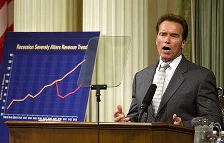 Arnold Schwarzenegger en conferencia de prensa