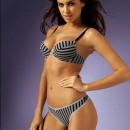 Irina Sheik posando con lenceria de rayas negras con gris