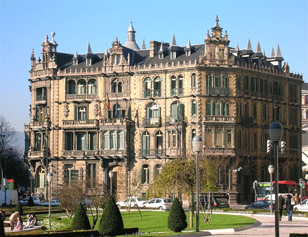 Este edificio muestra las representaciones arquitectónicas de la ciudad