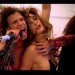 Steven Tyler tomando por el cuello a la sensual Bar Refaeli