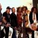 Bar Refaeli posando con el grupo de rock Aerosmith