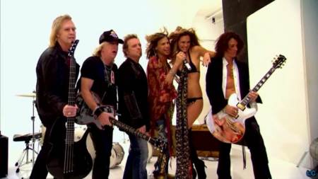Bar Refaeli posando con el grupo de rock Aerosmith