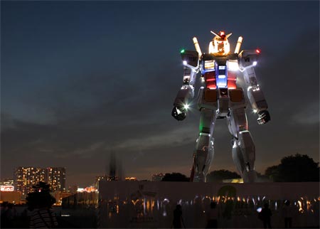 Robot Gundam impresionante por la noche