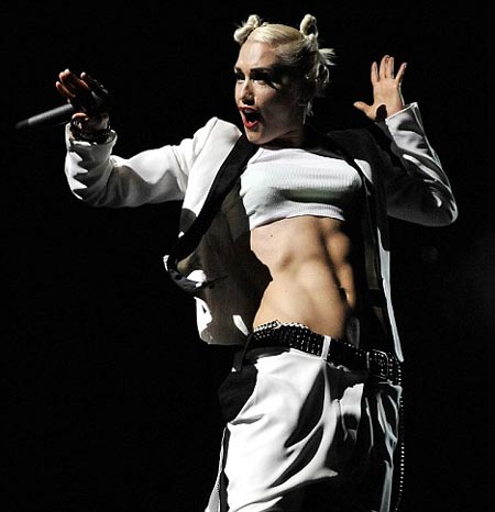 Gwen Stefani mostrando su abdomen marcado