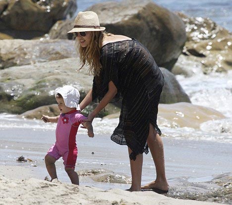 Honor Marie de la mamo de su mamá caminando en la playa