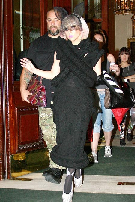 Lady GaGa saliendo de tu hotel en Londres con un vestido de Alexander McQueen