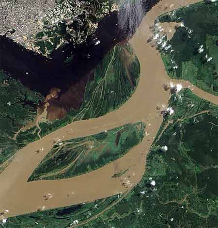 una intersección en el río amazonas, crea un espectacular ojo de agua