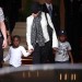 Maddona y sus hijos paseando por paris Madonna de la mano de su hija Mercy ysu hijo David