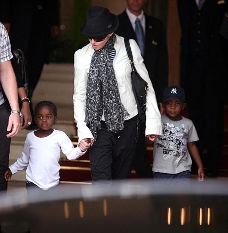 Madonna de la mano de su hija Mercy ysu hijo David