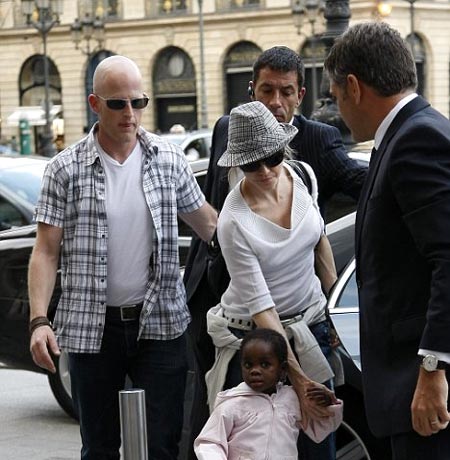 La cantante Madonna acompañada de su hija de 4 años Mercy