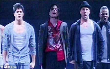 Michael Jackson ensayando la coreografia de "They don't care about us"