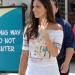 Paseando por las calles con su blusa de la Mujer Maravilla