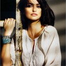 Penelope Cruz posando con ropa y accesorios de Mango