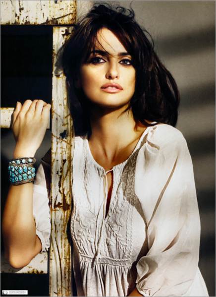 Penelope Cruz posando con ropa y accesorios de Mango