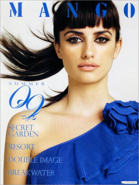 Penelope Cruz sensual con un vestido azul y el cabello recogido