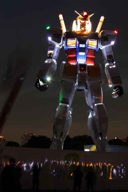 Robot Gundam de 18 metros por la noche e iluminado