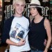 Tom Felton con su novia Jade Olivia en hot topic Tom Felton abrazando a su novia Jade Olivia en la tienda Hot Topic