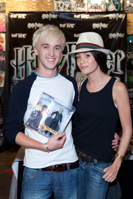 Tom Felton abrazando a su novia Jade Olivia en la tienda Hot Topic